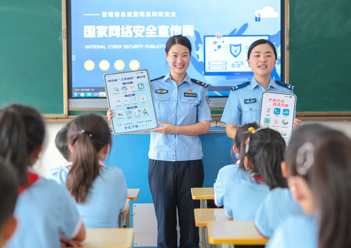 从全国两会看法治中国建设重大成就与崭新实践