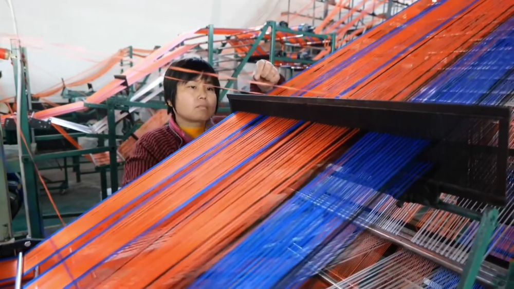 不负春光开好局 各地忙生产稳就业