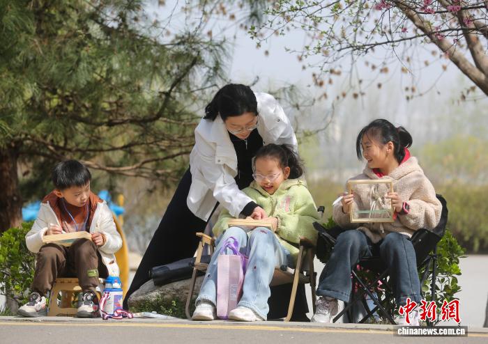 河南三门峡:师生户外写生绘春天