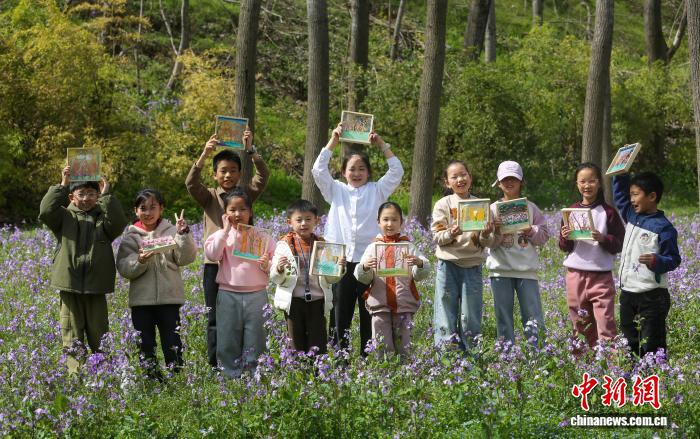 河南三门峡:师生户外写生绘春天