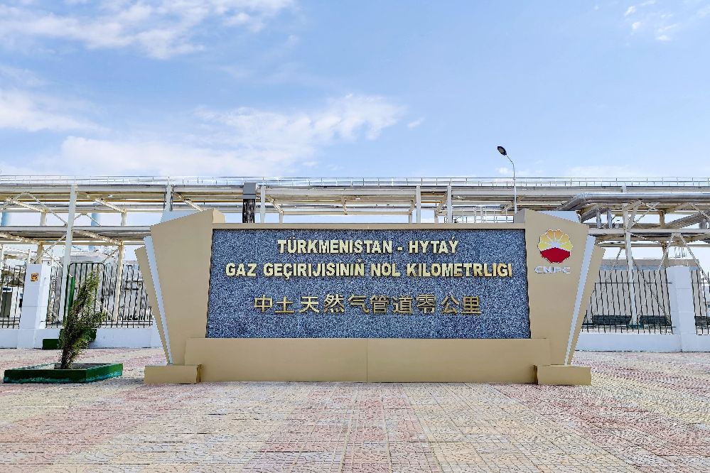 2023年10月3日，土库曼斯坦，位于阿姆河右岸的中土天然气管道零公里纪念碑。