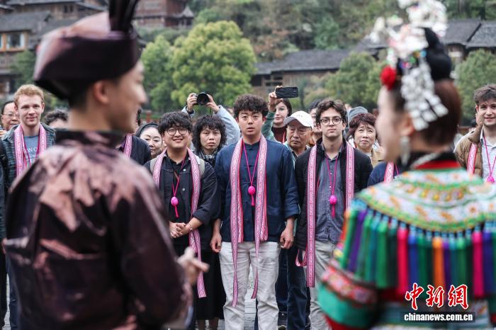 耶鲁大学Whiffenpoofs合唱团走进贵州肇兴侗寨