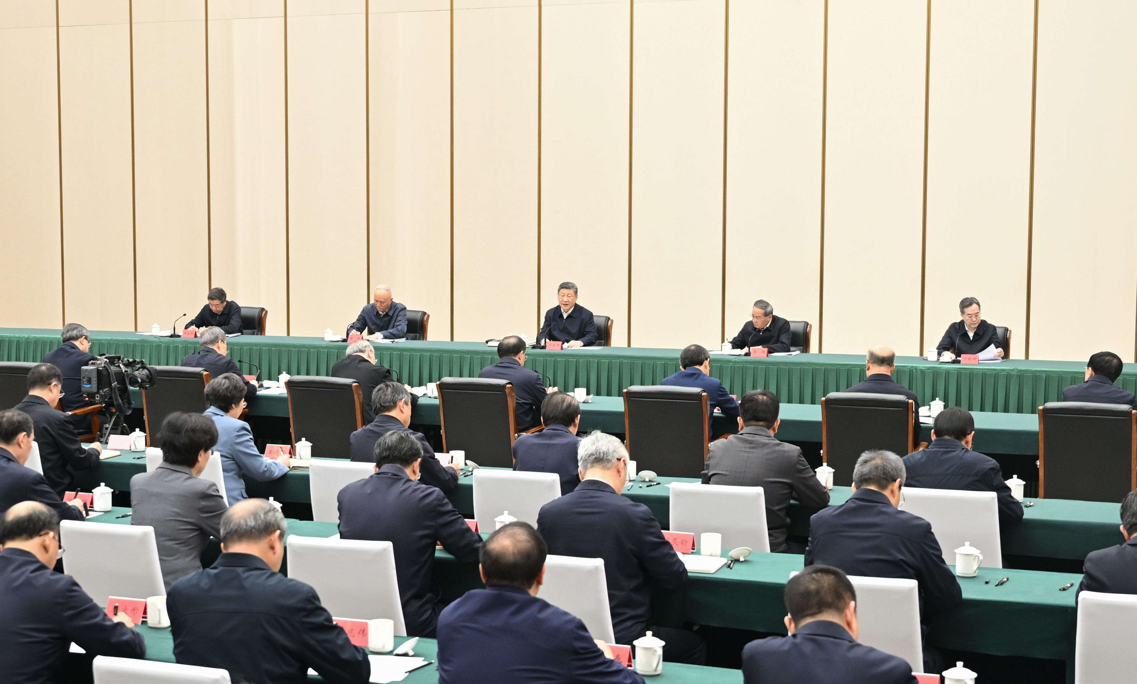 “对雄安的发展前景，我们充满信心”——习近平总书记赴雄安新区考察并主持召开深入推进雄安新区高质量建设和发展座谈会纪实