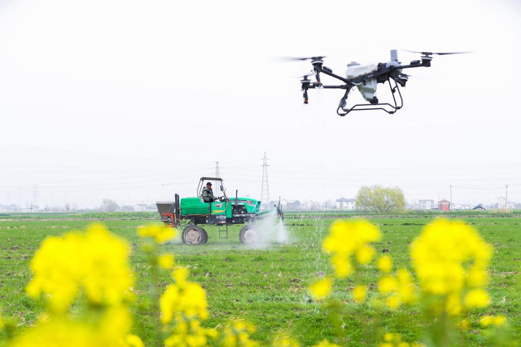 从“种地”到“慧种地”:中国智慧春耕跑出“加速度”