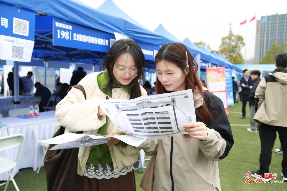 【职引未来】春招攻坚正当时 精准服务促就业 【职引未来】春招攻坚正当时 精准服务促就业