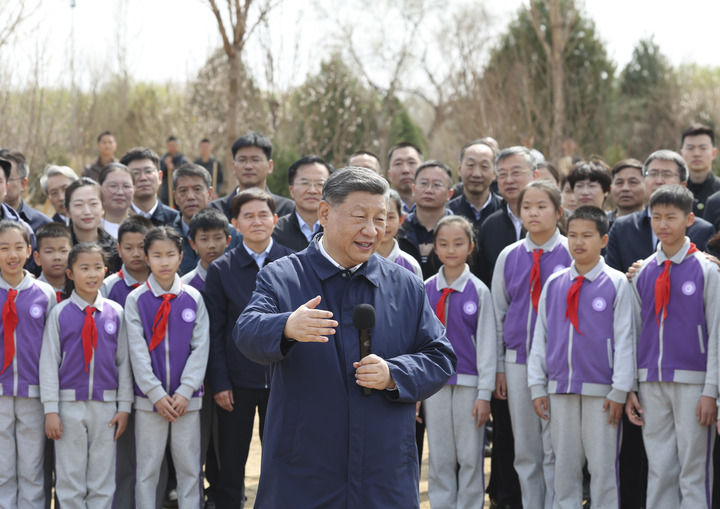 习近平在参加首都义务植树活动时强调 为山川大地增添锦绣 让中国式现代化底色更加亮丽