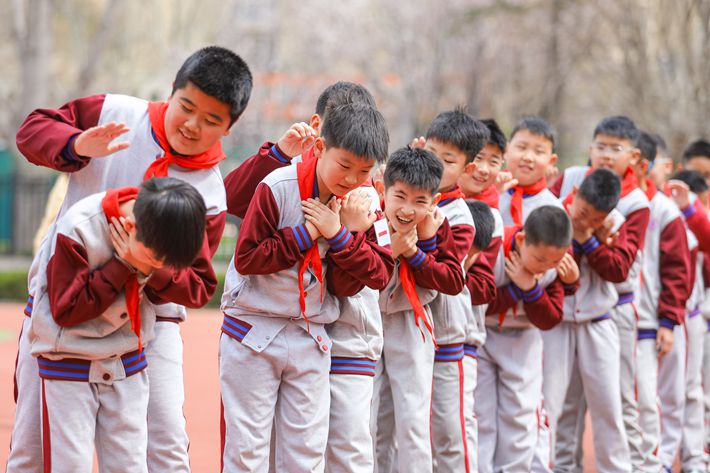 山东青岛：学习海姆立克急救法