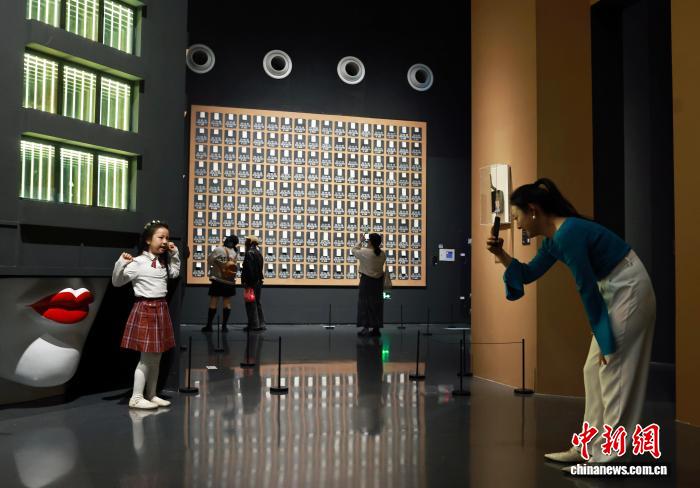 四川成都：家长和孩子在美术馆里共享春假