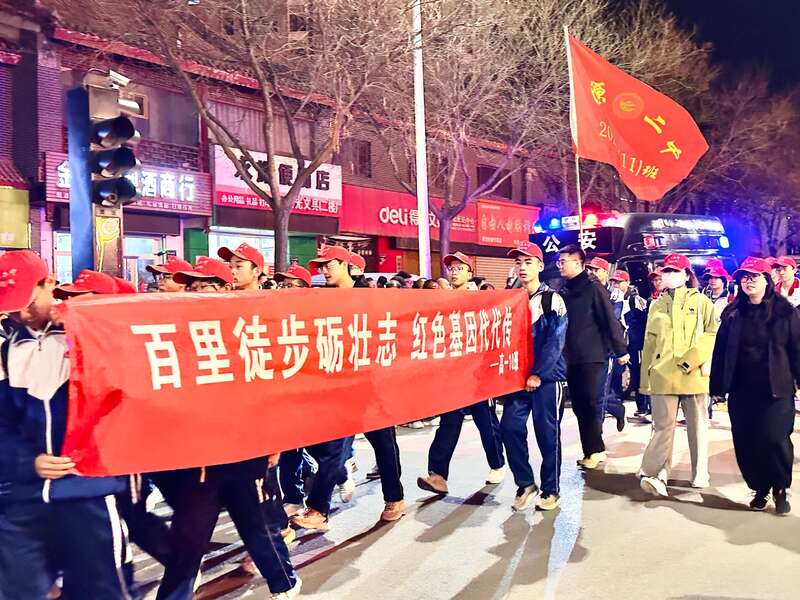 “长征路”常走常新 宁夏固原连续31年组织师生徒步百里祭英烈
