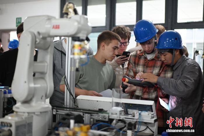俄罗斯师生重庆感受工业机器人产学研发展