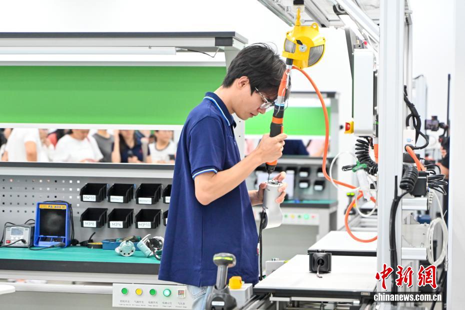 深圳首条人形机器人中试产线投运 深圳首条人形机器人中试产线投运