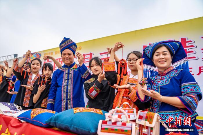 广西金秀校园民俗盛宴迎接“三月三”