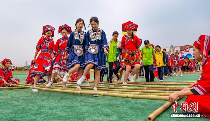 广西金秀校园民俗盛宴迎接“三月三”