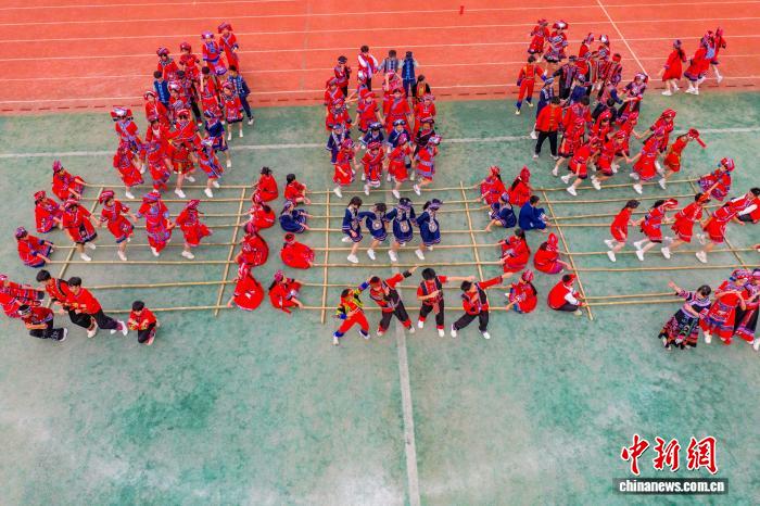 广西金秀校园民俗盛宴迎接“三月三”