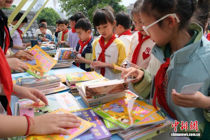 浙江绍兴：校内旧书市集共享阅读乐趣