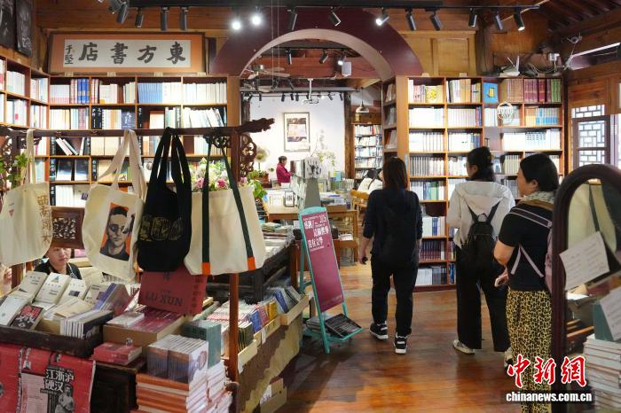 昆明百年东方书店觅书香