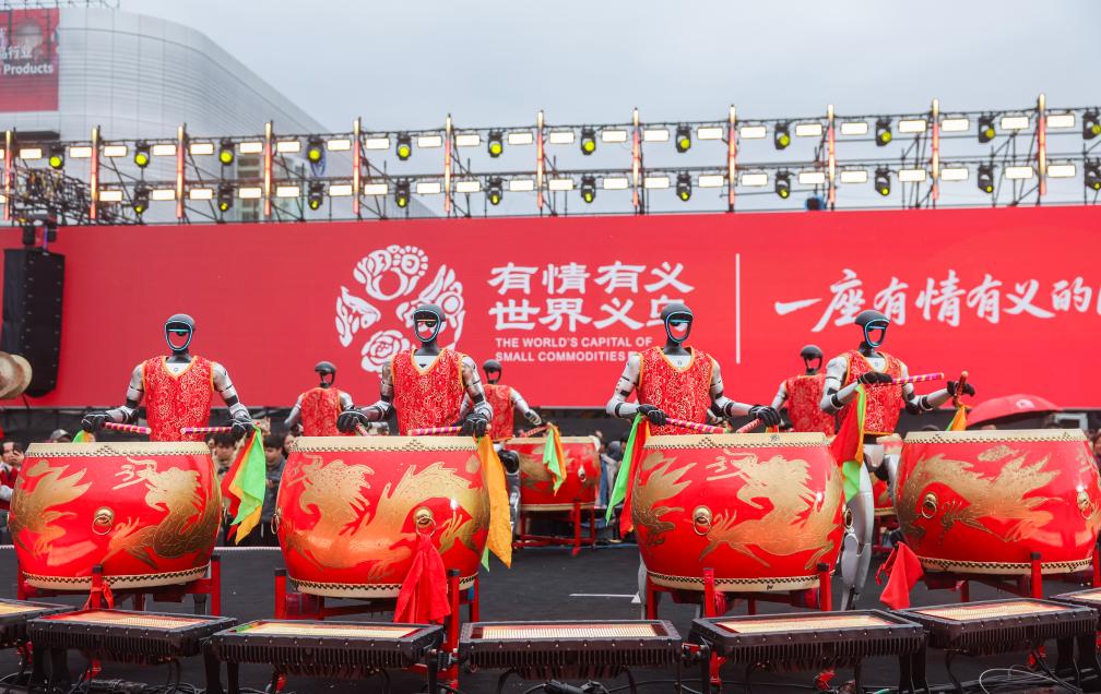 联播+|“鸡毛飞上天”的时代启示 2026年2月28日,义乌全球数贸中心举行新春开市仪式。