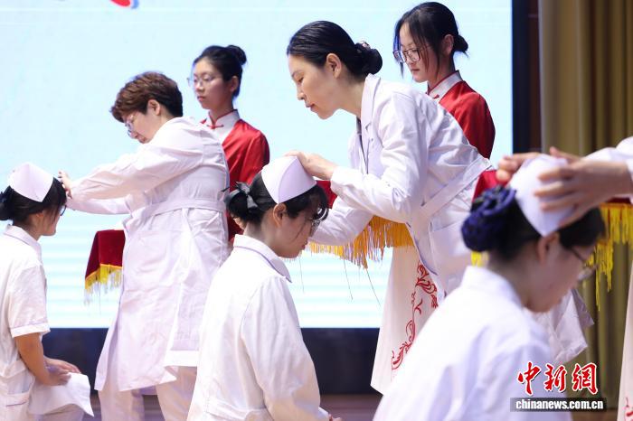 传承南丁格尔精神南京医学生“授帽传光”致青春