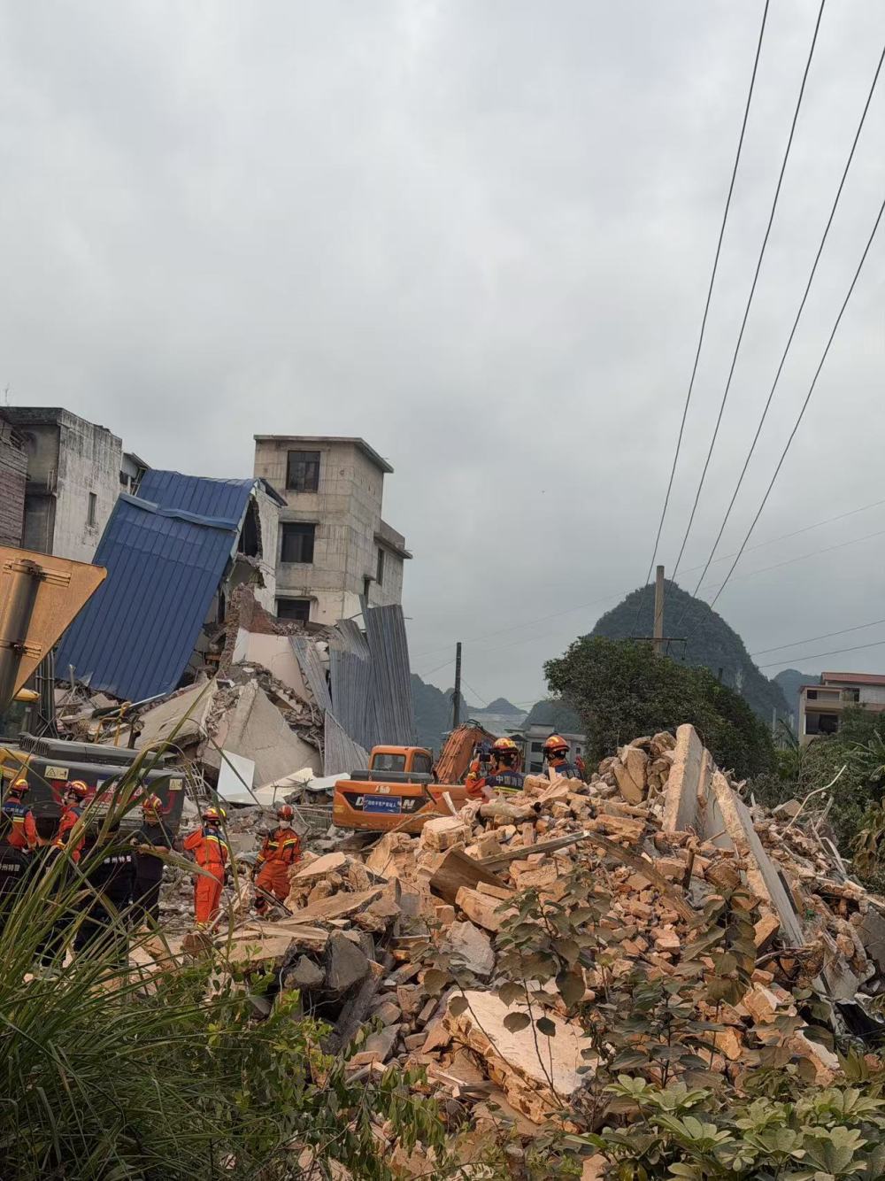 直击柳州地震震中太阳村镇：搜救不眠，安置有序