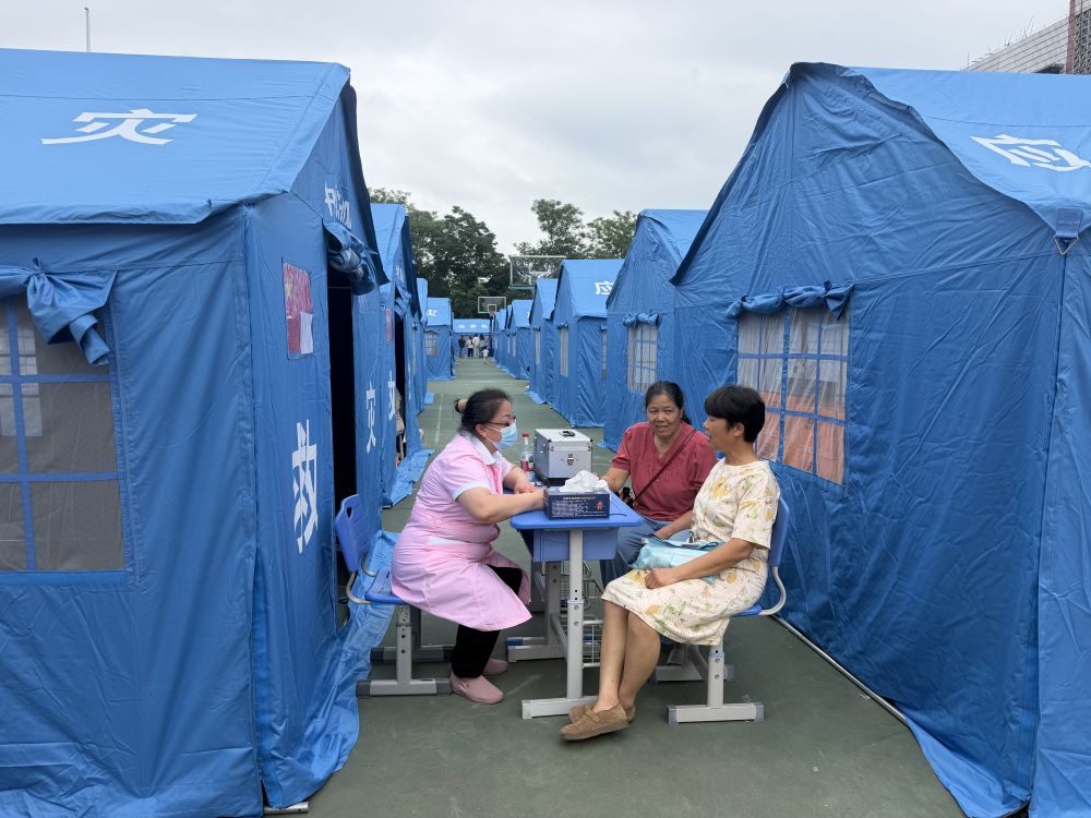 直击柳州地震震中太阳村镇：搜救不眠，安置有序