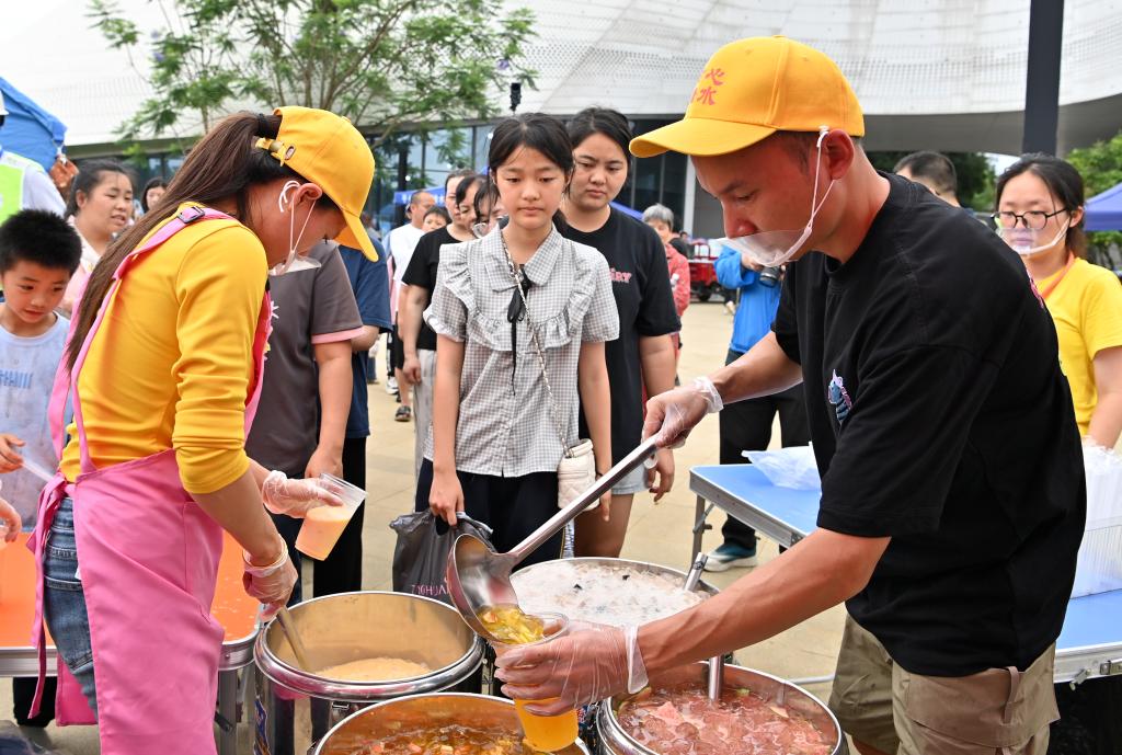 帐篷连片起 灯火安人心——广西柳州地震安置点见闻