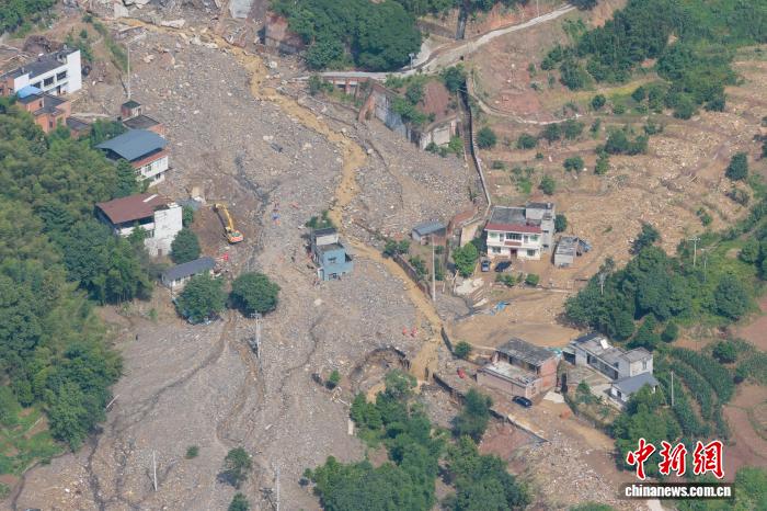 重庆永川山洪现场:粗木横亘河道 救援队地毯式搜救