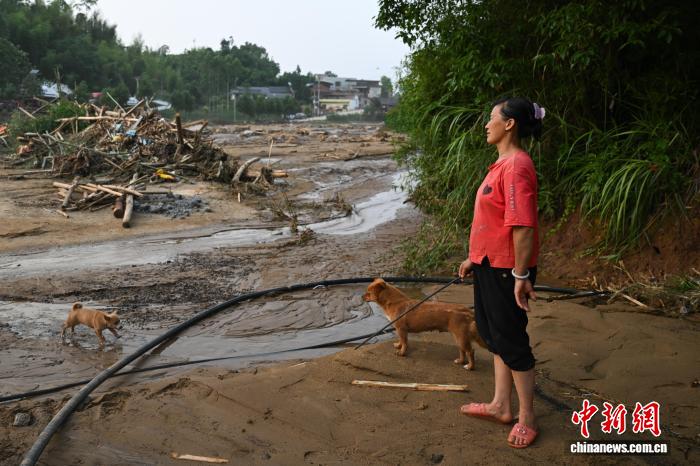 重庆永川山洪现场:粗木横亘河道 救援队地毯式搜救