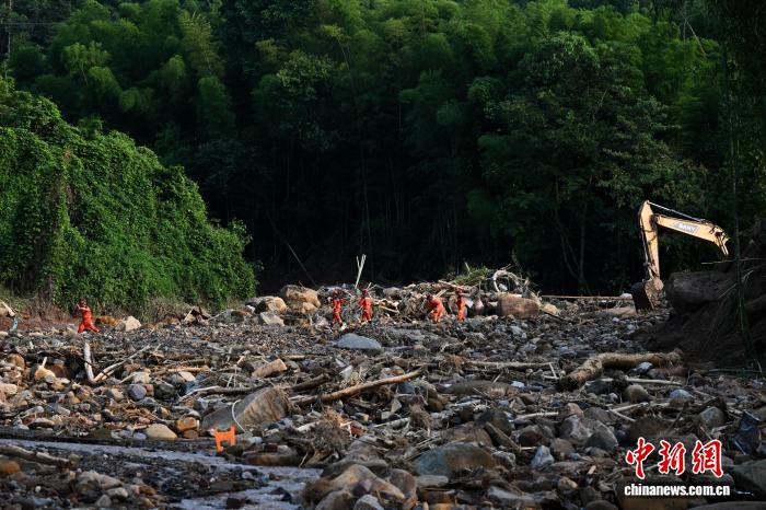 重庆永川山洪现场:粗木横亘河道 救援队地毯式搜救