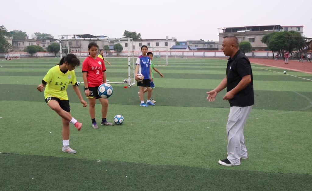 追光丨29年坚守 一所村小的足球“六连冠”