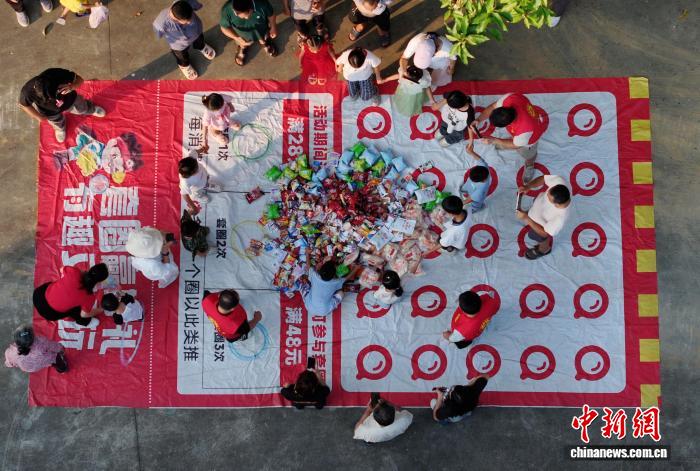 广西柳州志愿者为震后安置点儿童庆“六一”