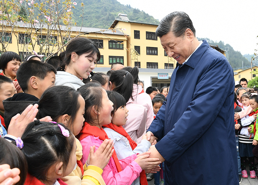 人民领袖|一份特别的捐款 2019年4月15日下午,习近平总书记在重庆石柱土家族自治县中益乡小学同学生们亲切交谈,询问他们学习和生活情况。