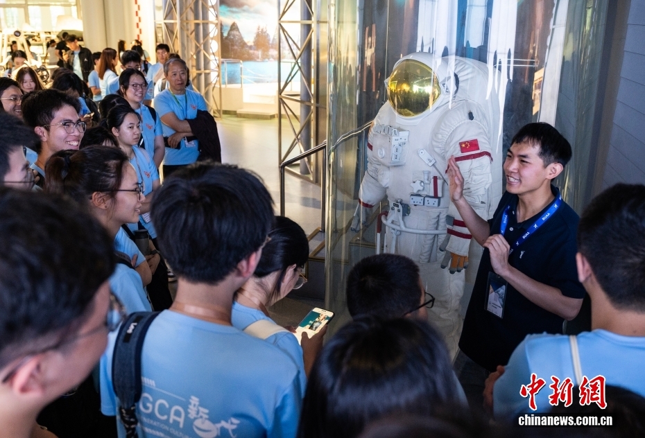 香港大学生代表参访北京航空航天大学