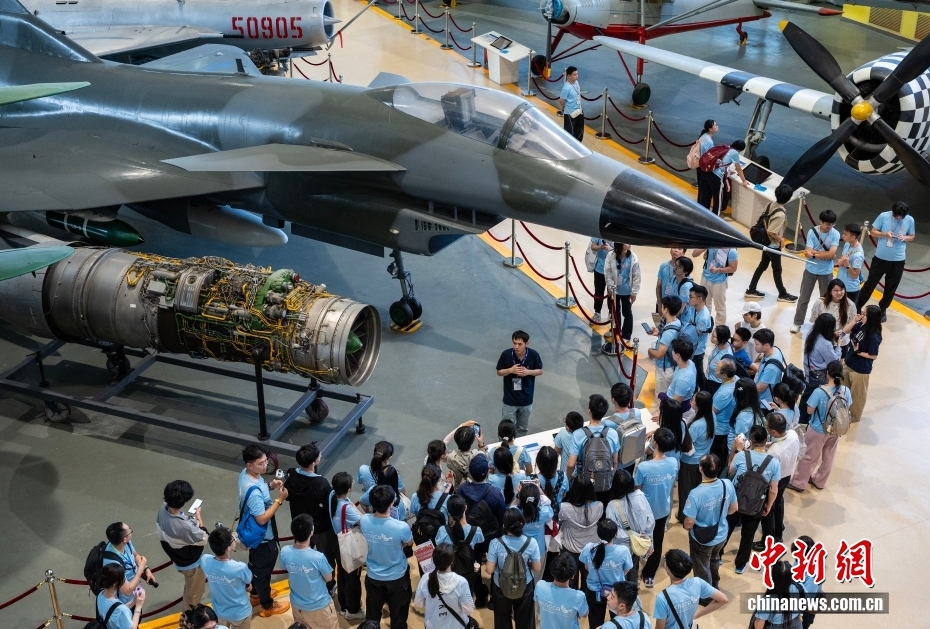 香港大学生代表参访北京航空航天大学