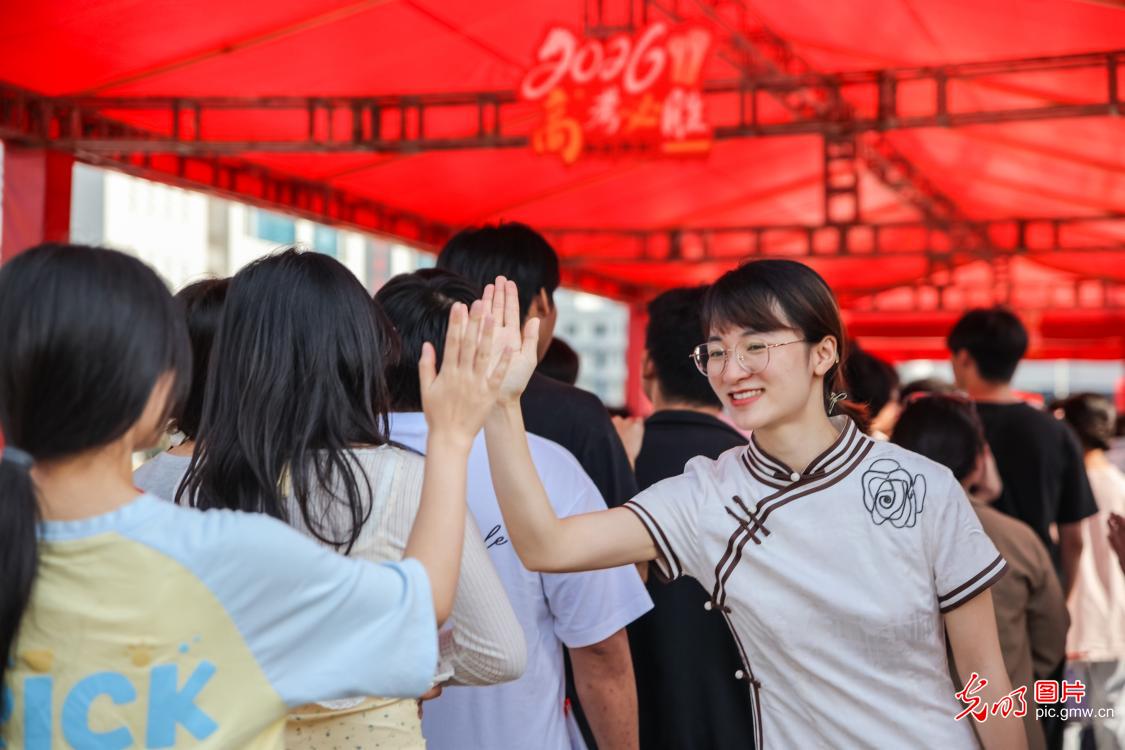 【聚焦高考 逐梦今夏】学子执笔追梦,各方同心护航 【聚焦高考 逐梦今夏】学子执笔追梦,各方同心护航