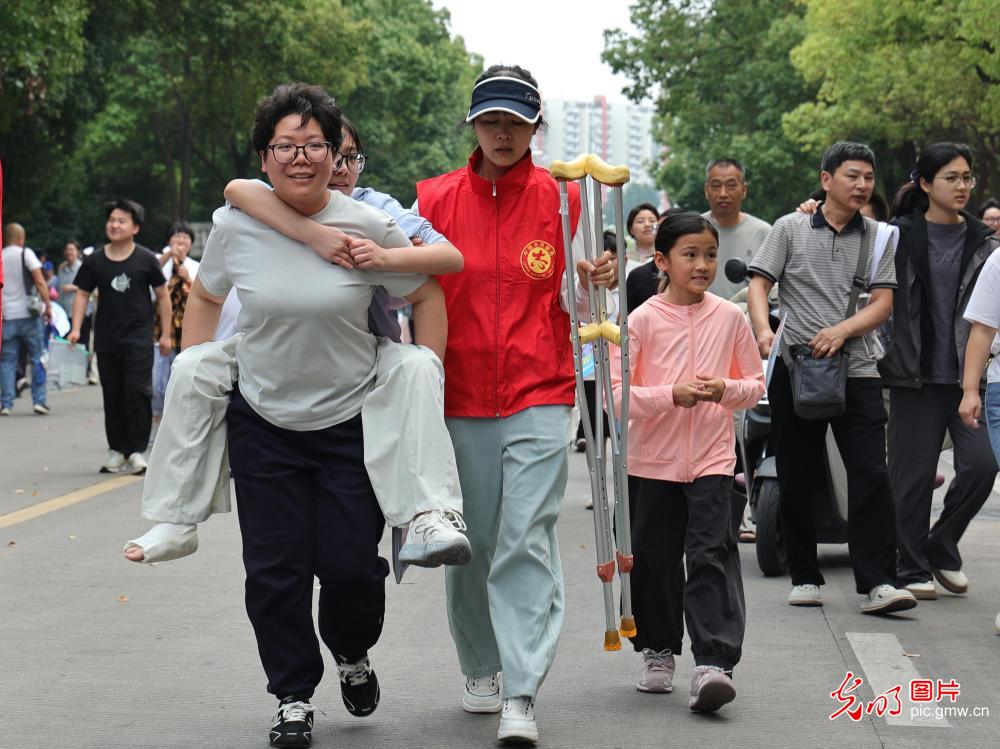 【聚焦高考 逐梦今夏】学子执笔追梦,各方同心护航 【聚焦高考 逐梦今夏】学子执笔追梦,各方同心护航
