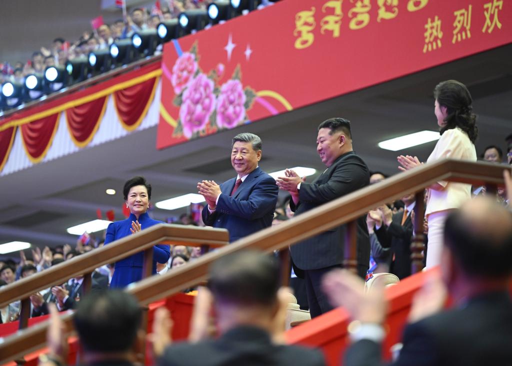 习近平和彭丽媛观看朝鲜专场文艺演出
