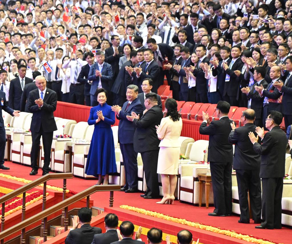 习近平和彭丽媛观看朝鲜专场文艺演出