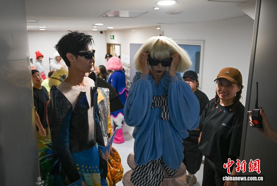 中国美院毕业展演亮相杭州西湖畔 中国美院毕业展演亮相杭州西湖畔