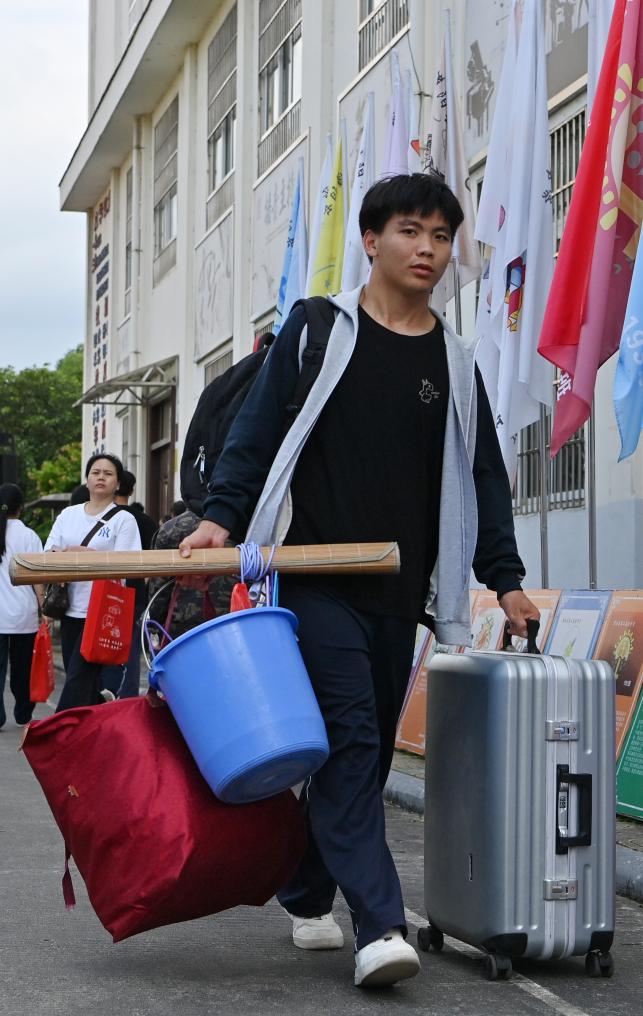 这些学子的行囊,朴素亦自有荣光
