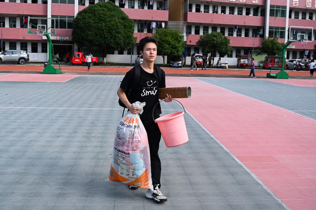 这些学子的行囊,朴素亦自有荣光