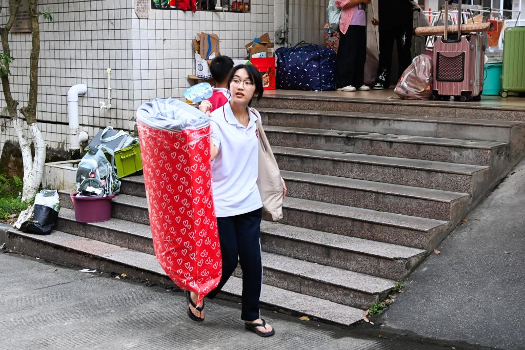 这些学子的行囊,朴素亦自有荣光