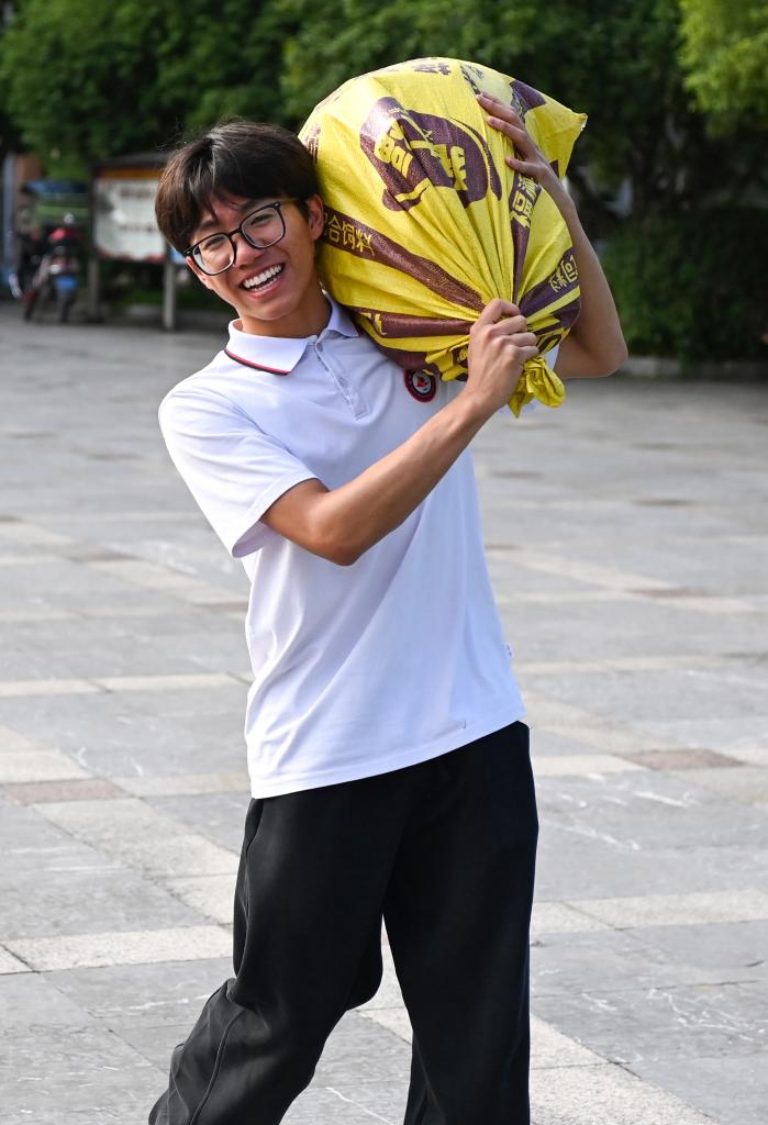 这些学子的行囊,朴素亦自有荣光
