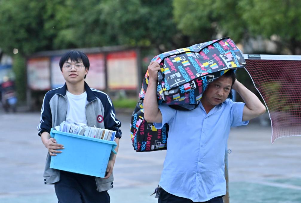 这些学子的行囊,朴素亦自有荣光