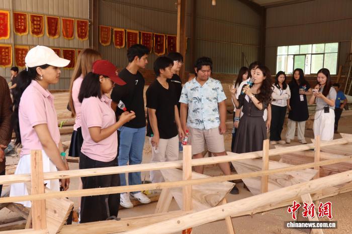 外国留学生江西体验龙舟制作感受中华传统文化魅力