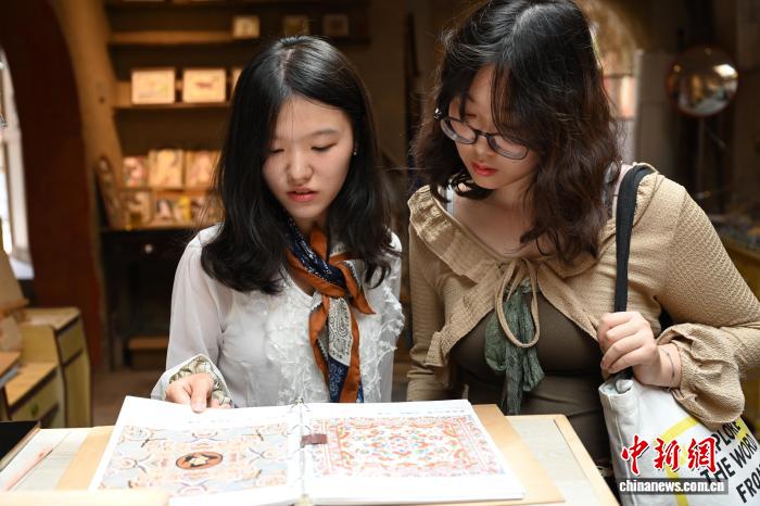 (文化中国行)“Z世代”创客让敦煌壁画融入市井