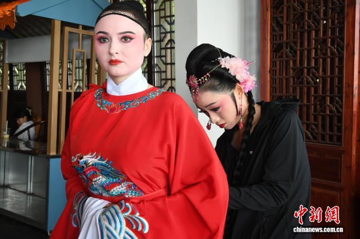 洋学子情牵黄梅古韵 登台亮相唱《女驸马》 洋学子情牵黄梅古韵登台亮相唱《女驸马》
