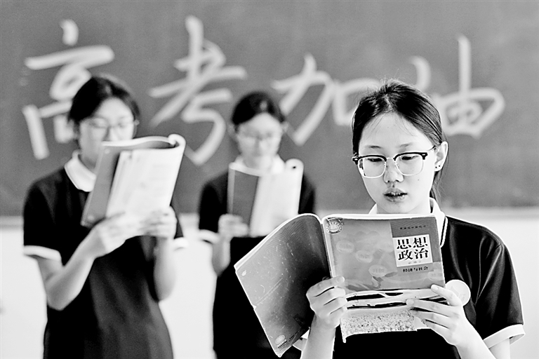 跳出“AI依赖”“对分入座”等误区 让高考志愿填报回归“志”与“愿” 跳出“AI依赖”“对分入座”等误区 让高考志愿填报回归“志”与“愿”