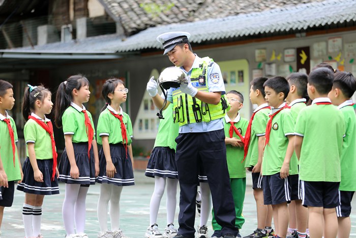 四川乐山:快乐暑假 安全“童”行 四川乐山:快乐暑假 安全“童”行