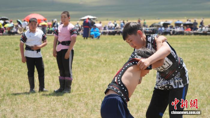 锡林郭勒草原上 12岁少年搏克手展英姿 锡林郭勒草原上12岁少年搏克手展英姿
