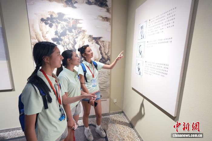 多国华裔青少年在成都杜甫草堂寻中华文脉之根